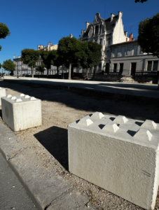 Blocs de béton place New-York, Angoulême